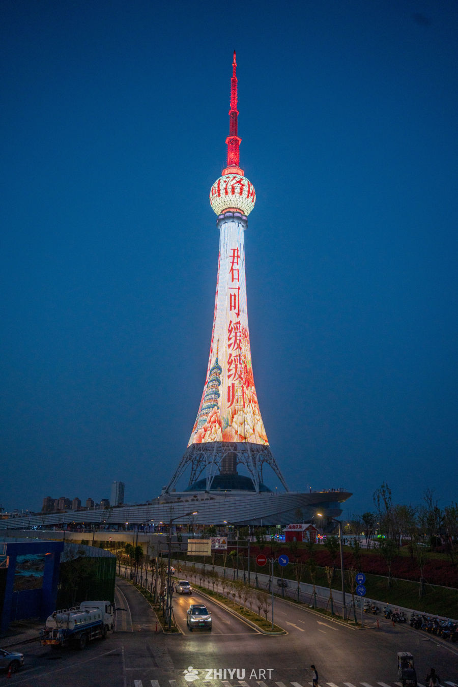璀璨夜空下的电视塔