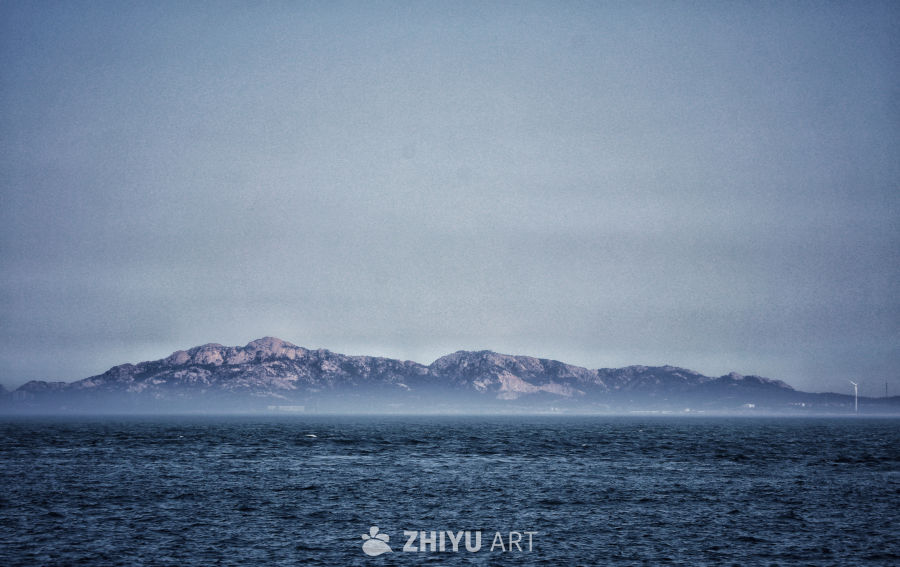海边的山岛
