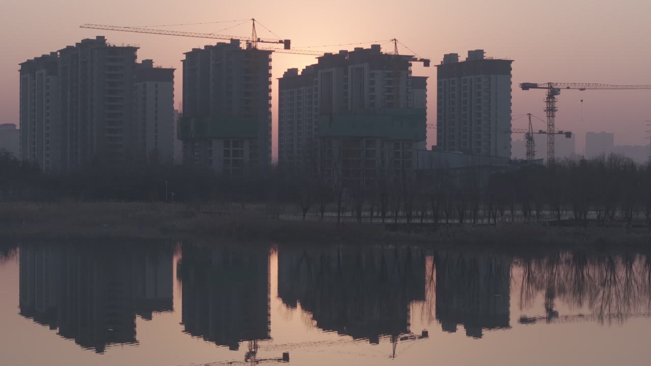 晨曦中的建筑工地