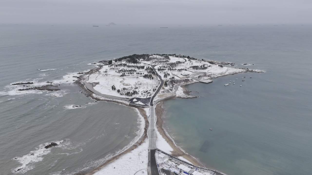 青岛小麦岛海边雪景航拍 8