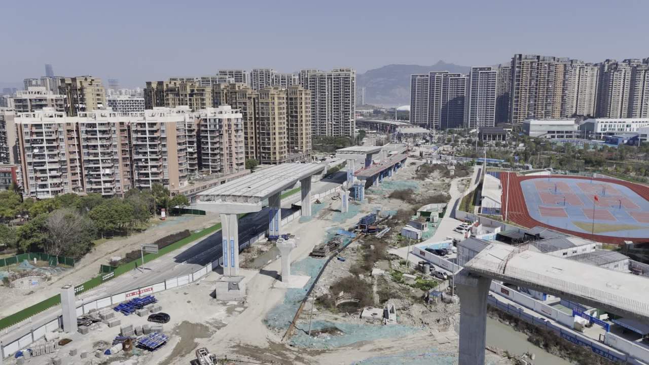 城市建设中的高楼与道路