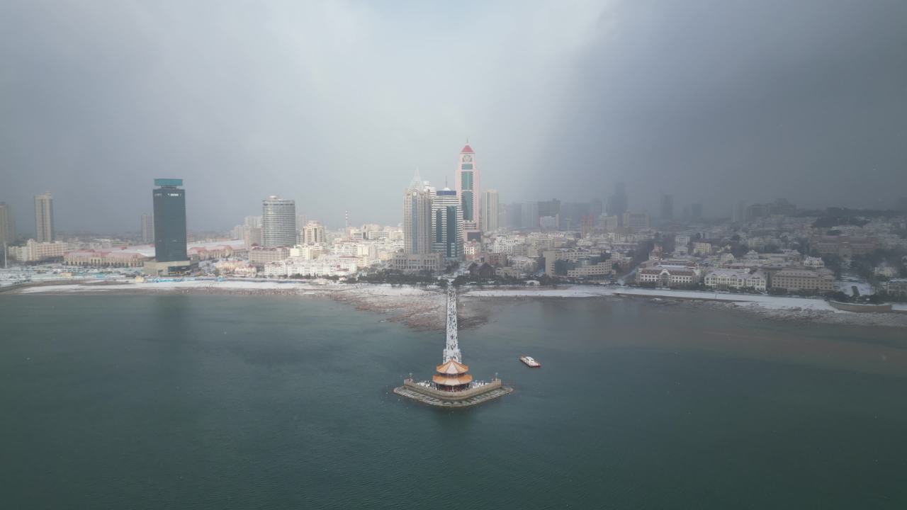 青岛市南老城区栈桥海边雪景航拍 8