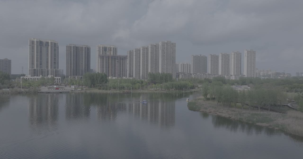城市湖畔的宁静时光