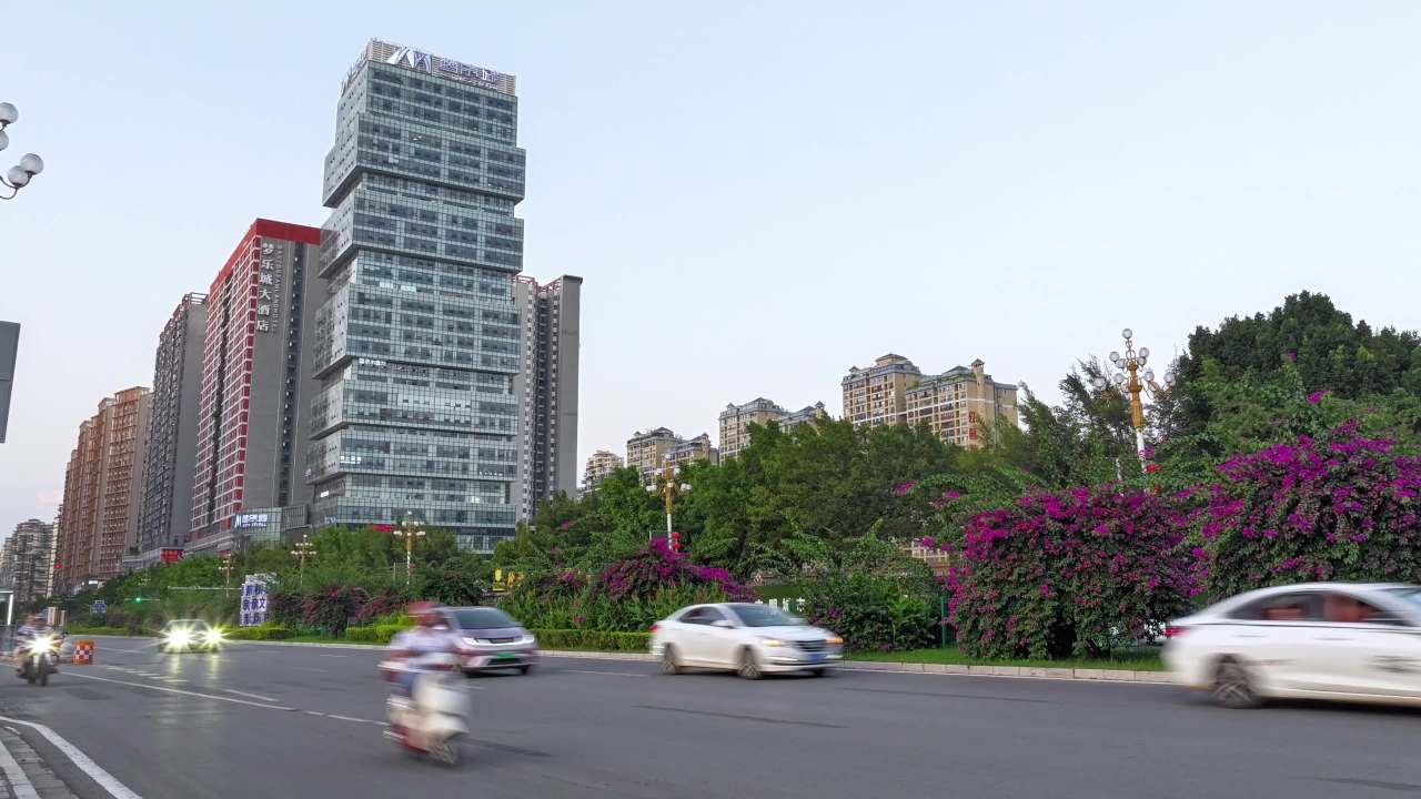 夕阳下城市街头车流人流行人步伐脚步