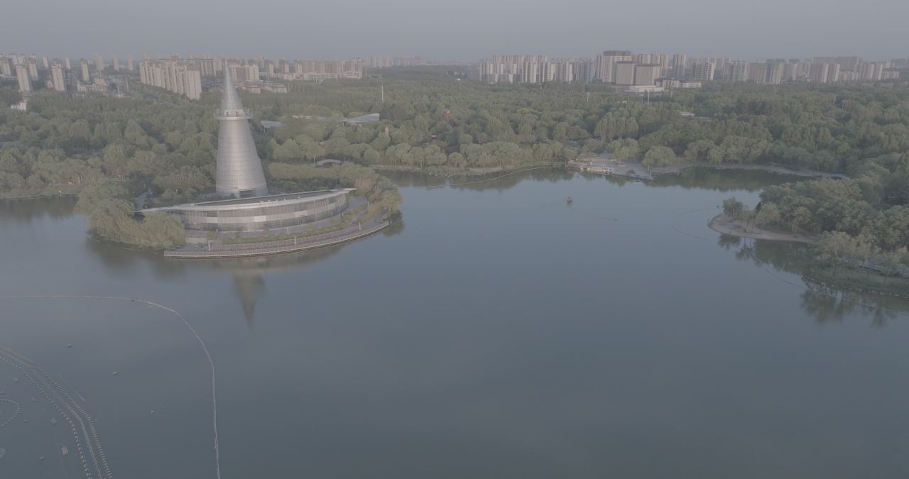 湖畔城市的静谧时光