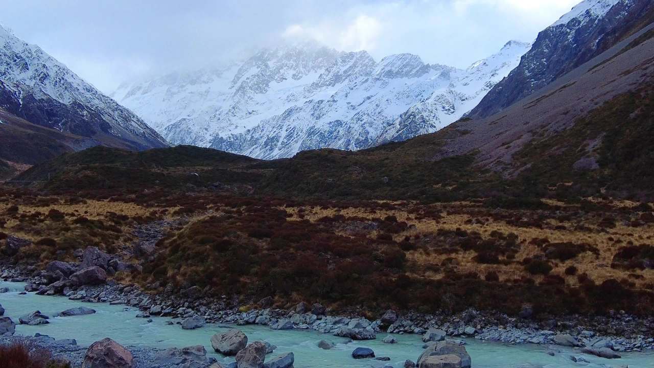 新西兰南岛胡克峡谷蓝色溪流和雪山草甸 1