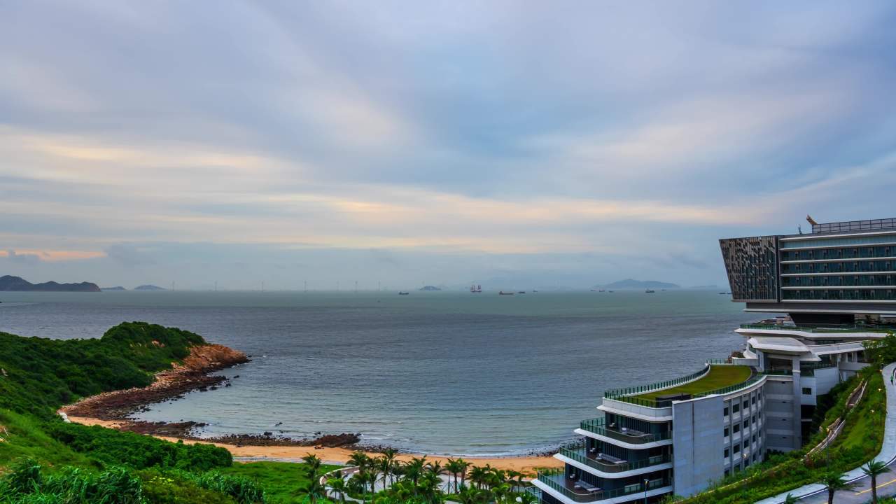 东澳岛海边建筑与海岸线景观