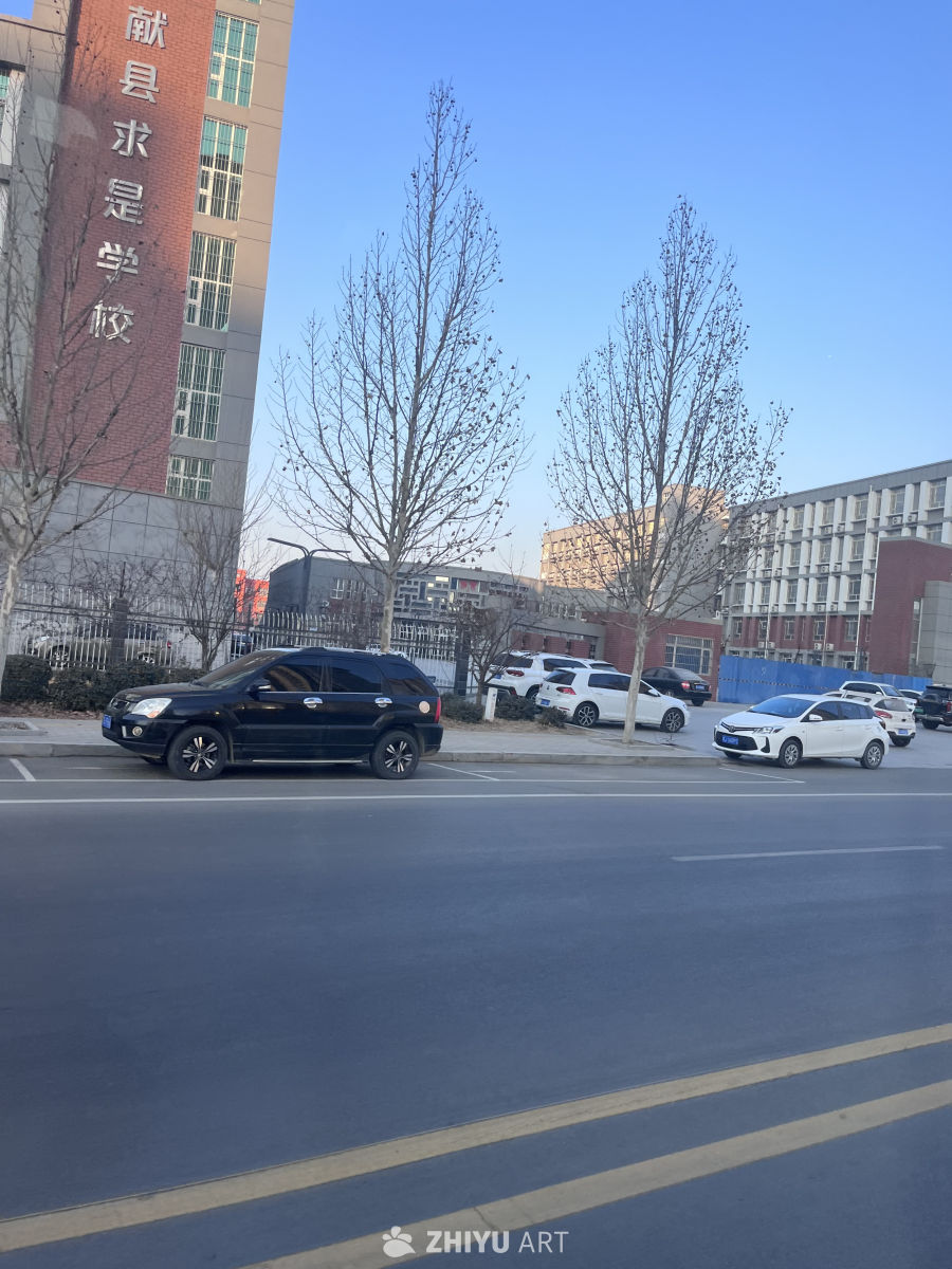 学校外的停车场
