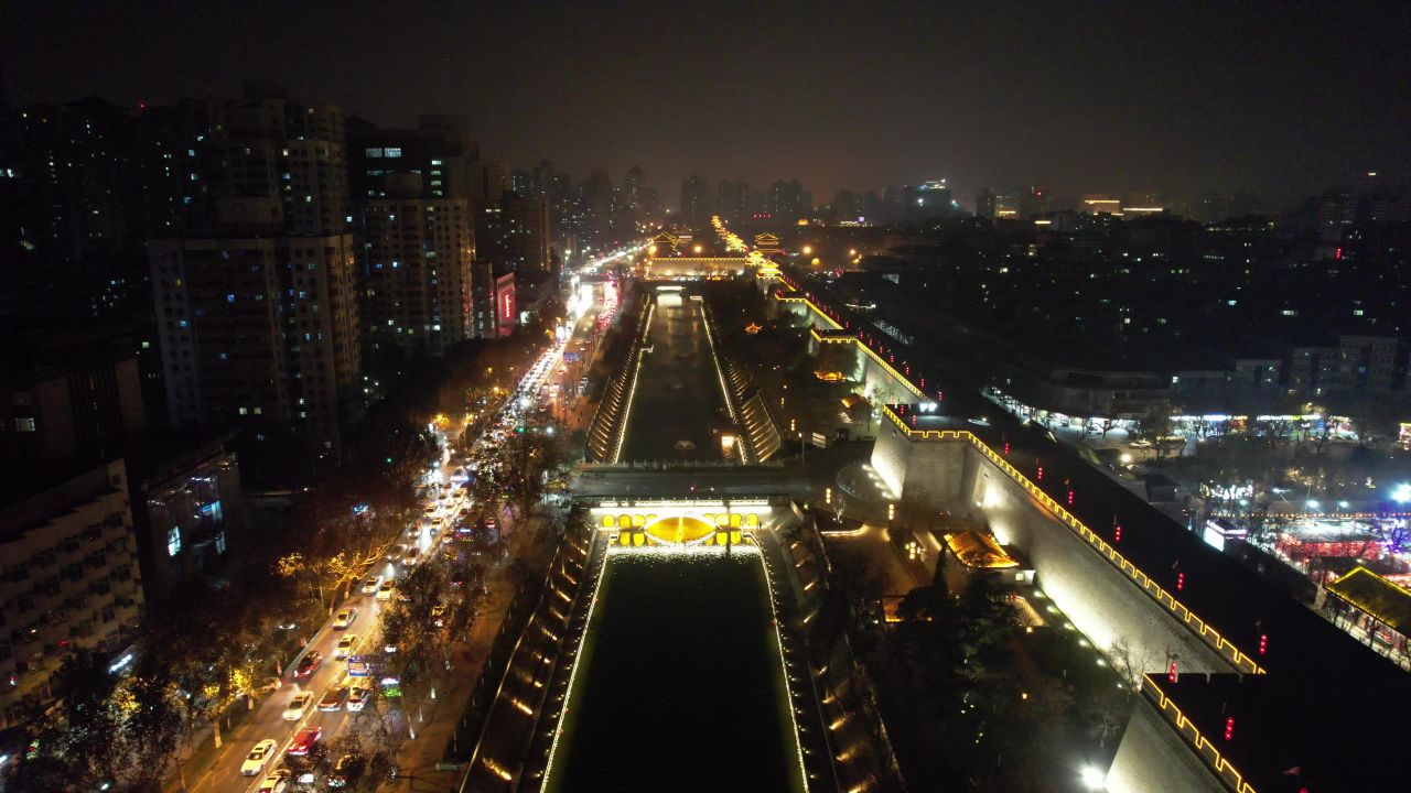 西安古城墙夜景灯光交通航拍