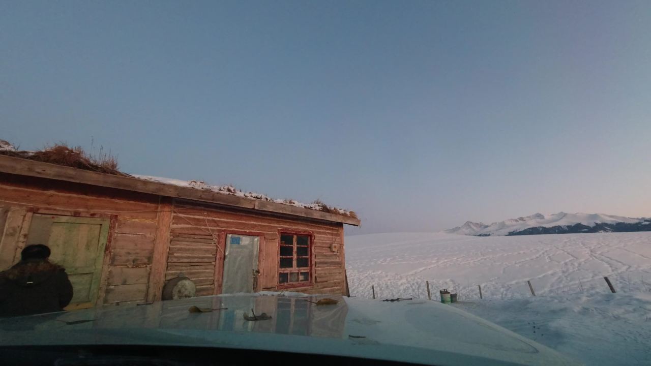 雪地晨曦中的小屋