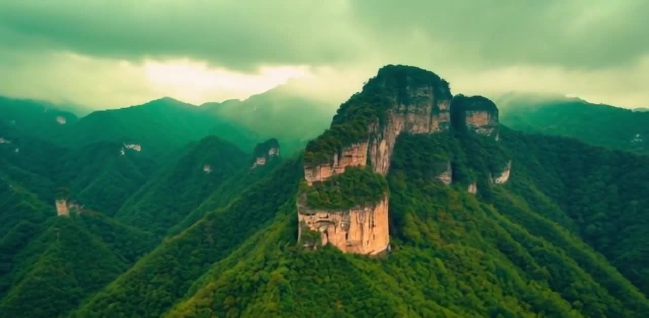 画面中，连绵的群山被茂密的植被覆盖，呈现出深浅不一