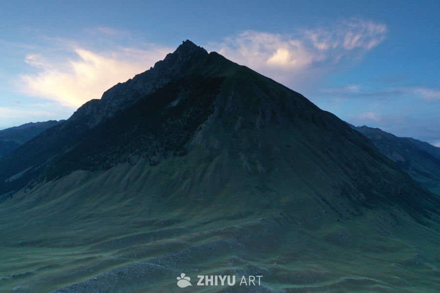 夕阳下的山峰
