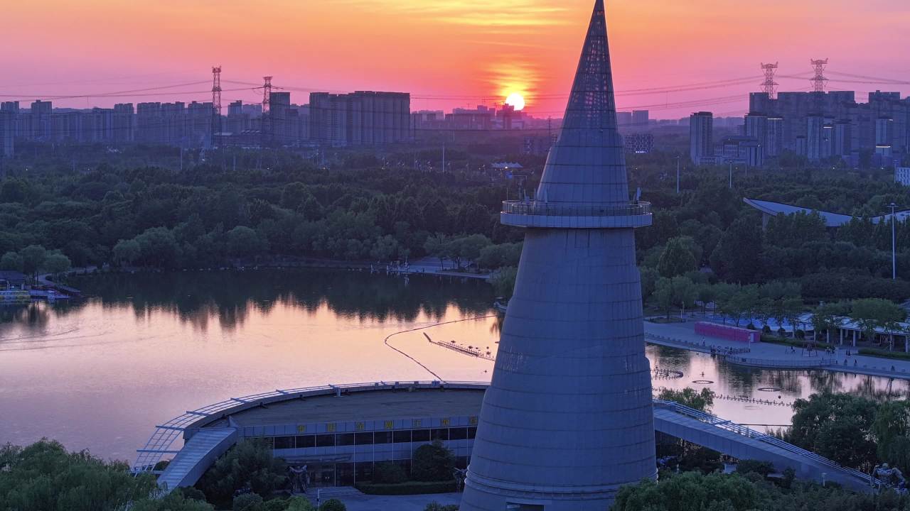 日落下的塔楼与湖景
