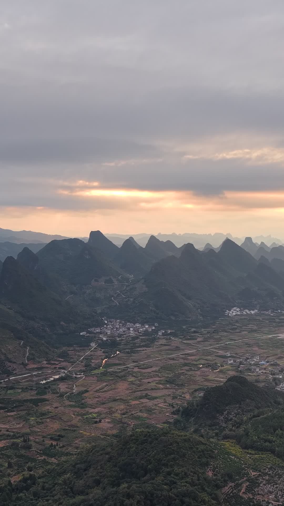 竖版航拍桂林阳朔兴坪山川清晨日出迷雾 (7)