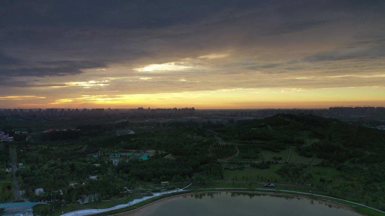 日落下的城市绿洲