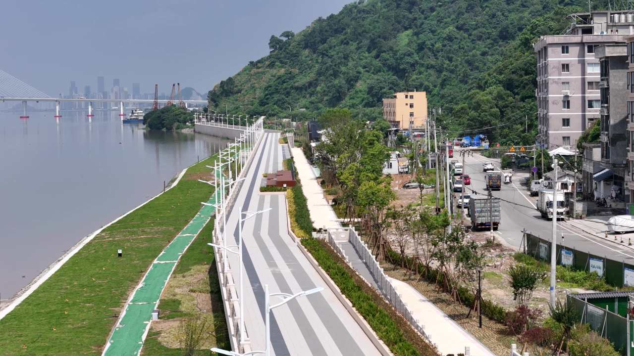 河畔城市风光