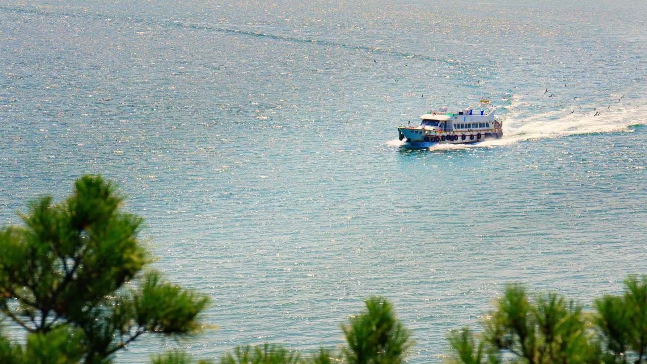 山东威海海面上的游轮 2025.9.15 21