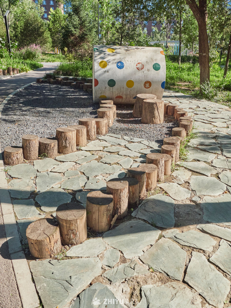 户外儿童游乐区树桩步道特写