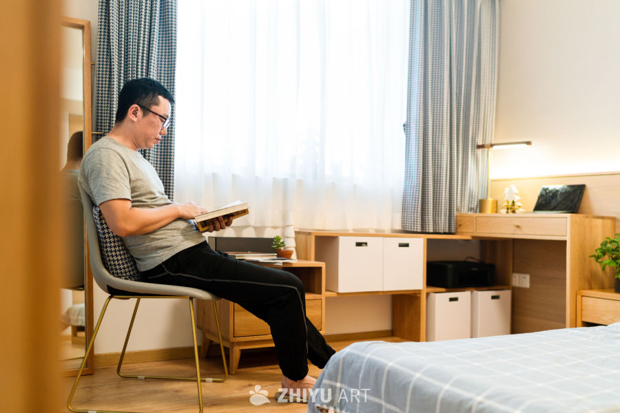 阳光下的阅读时光
