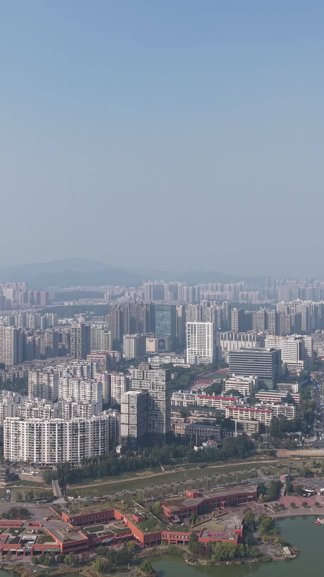 都市湖畔全景