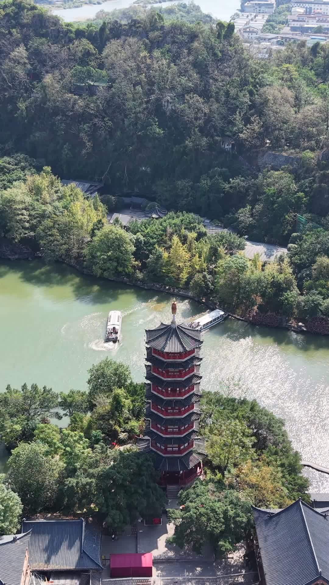 古塔与河流的和谐之美