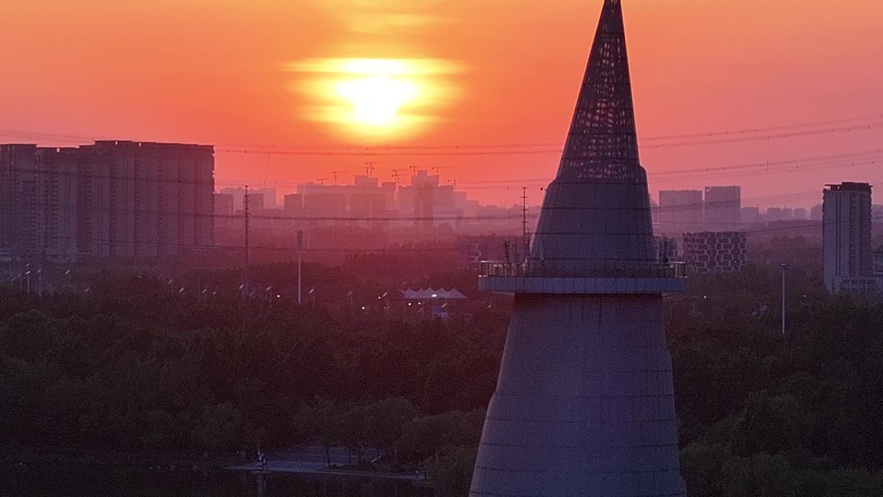 日落下的城市剪影