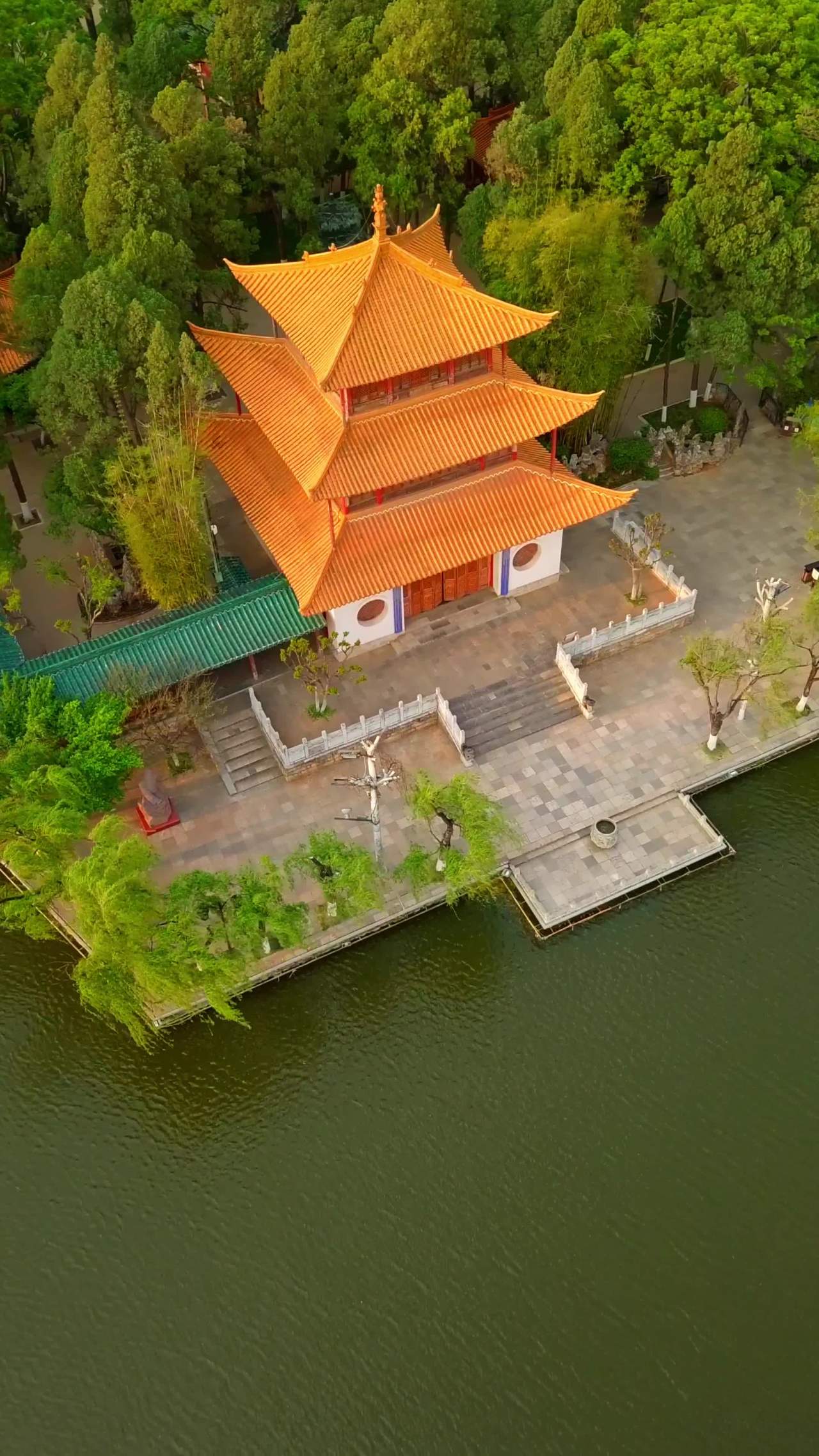 湖畔古建筑航拍