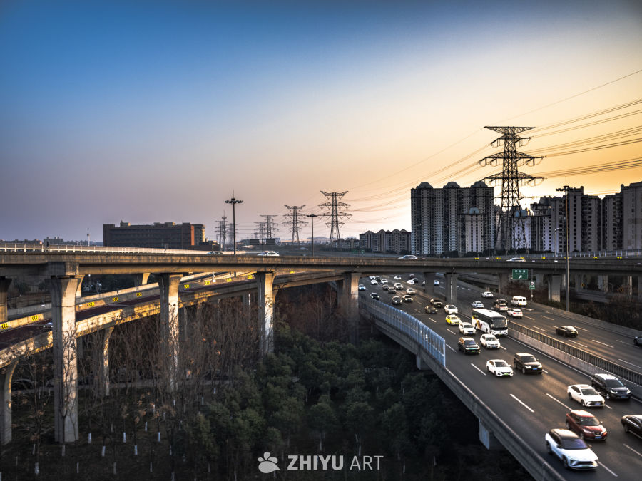 黄昏时分的城市高架桥