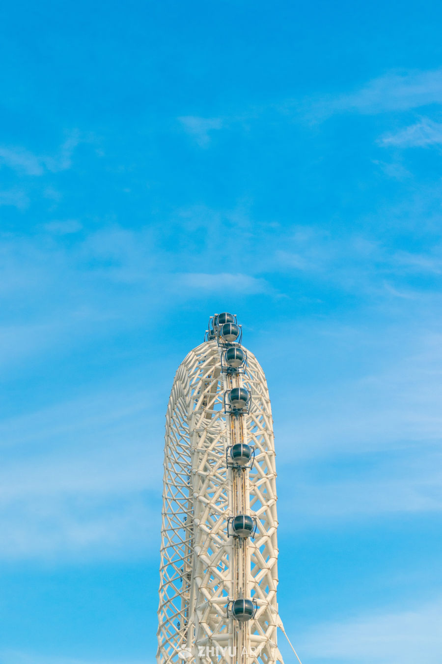 蓝天下的摩天轮