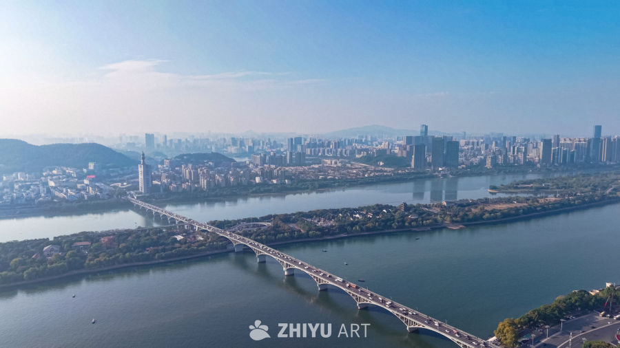 城市河畔的现代风景