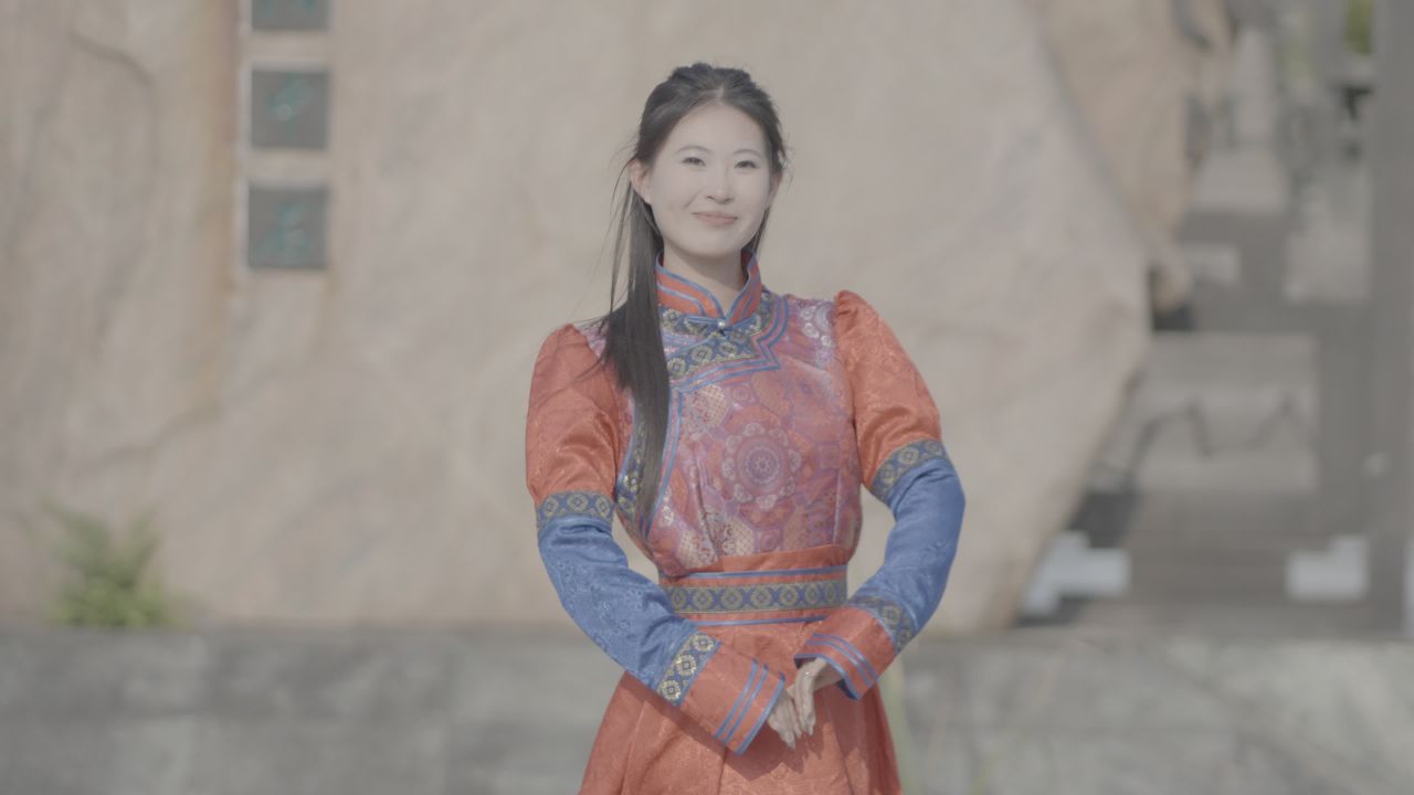 传统服饰下的微笑