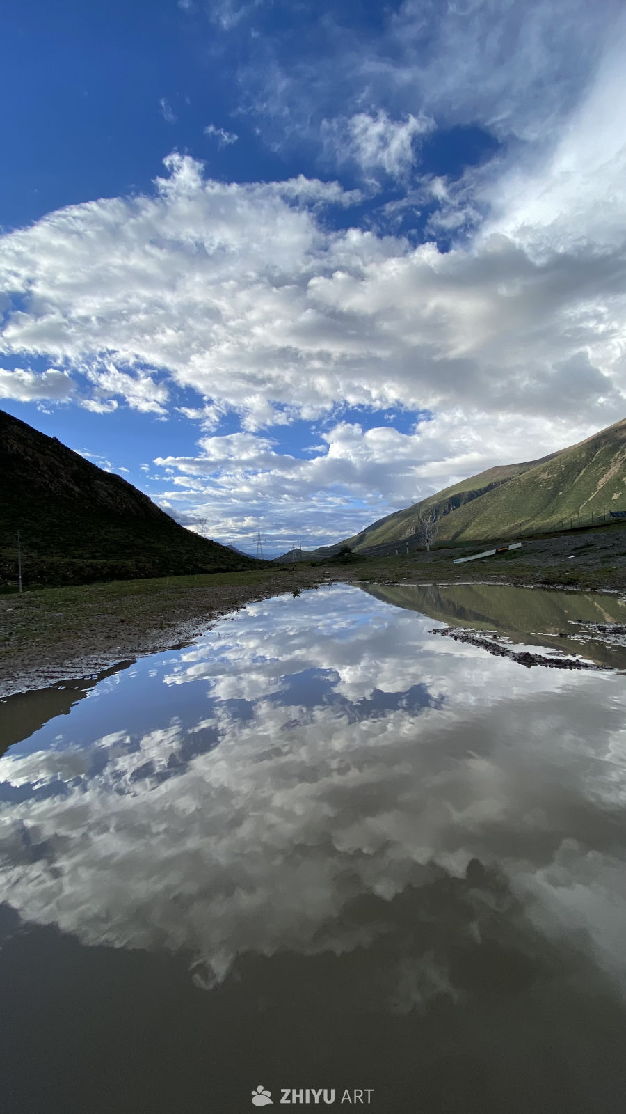高山湖畔云影倒映