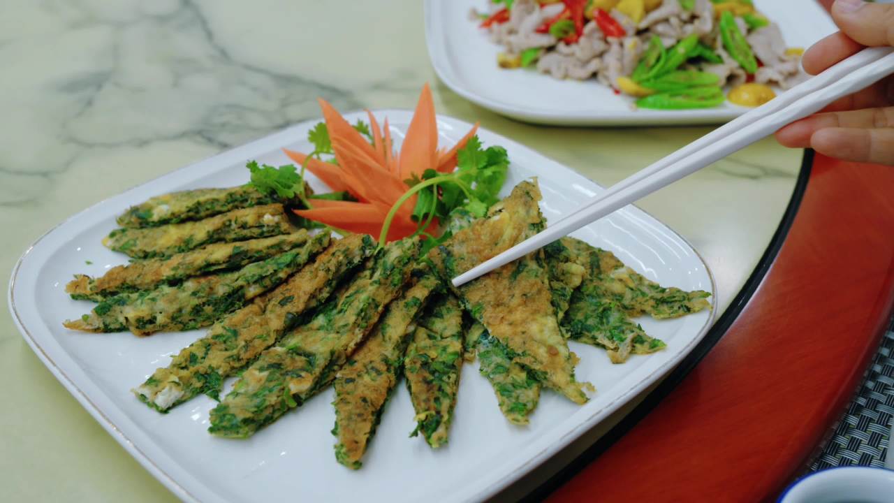 筷子夹起美味煎饼