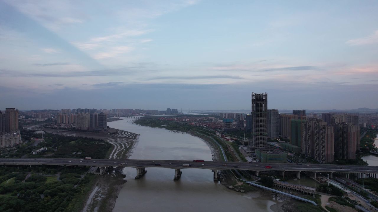 福建泉州夕阳晚霞夜幕降临拥堵交通车辆行驶航拍 