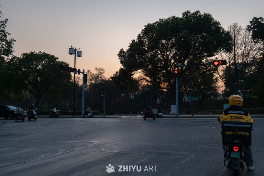 黄昏下的十字路口