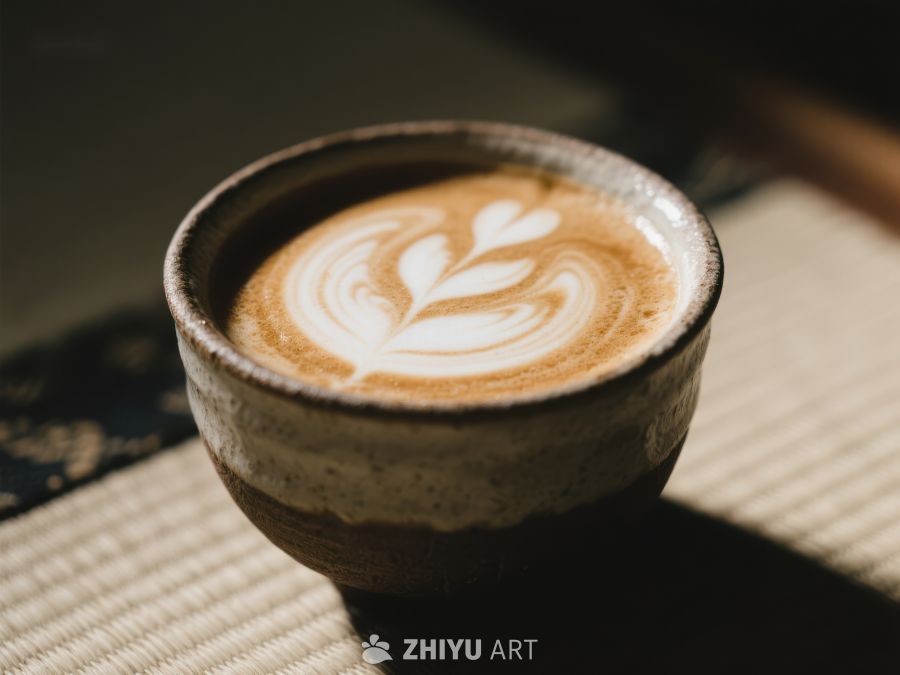 陶瓷杯中的拉花咖啡 254