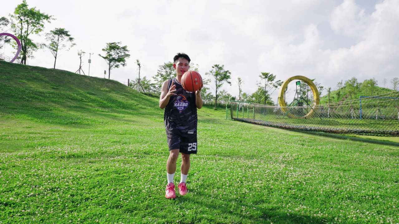 阳光草地上的篮球少年