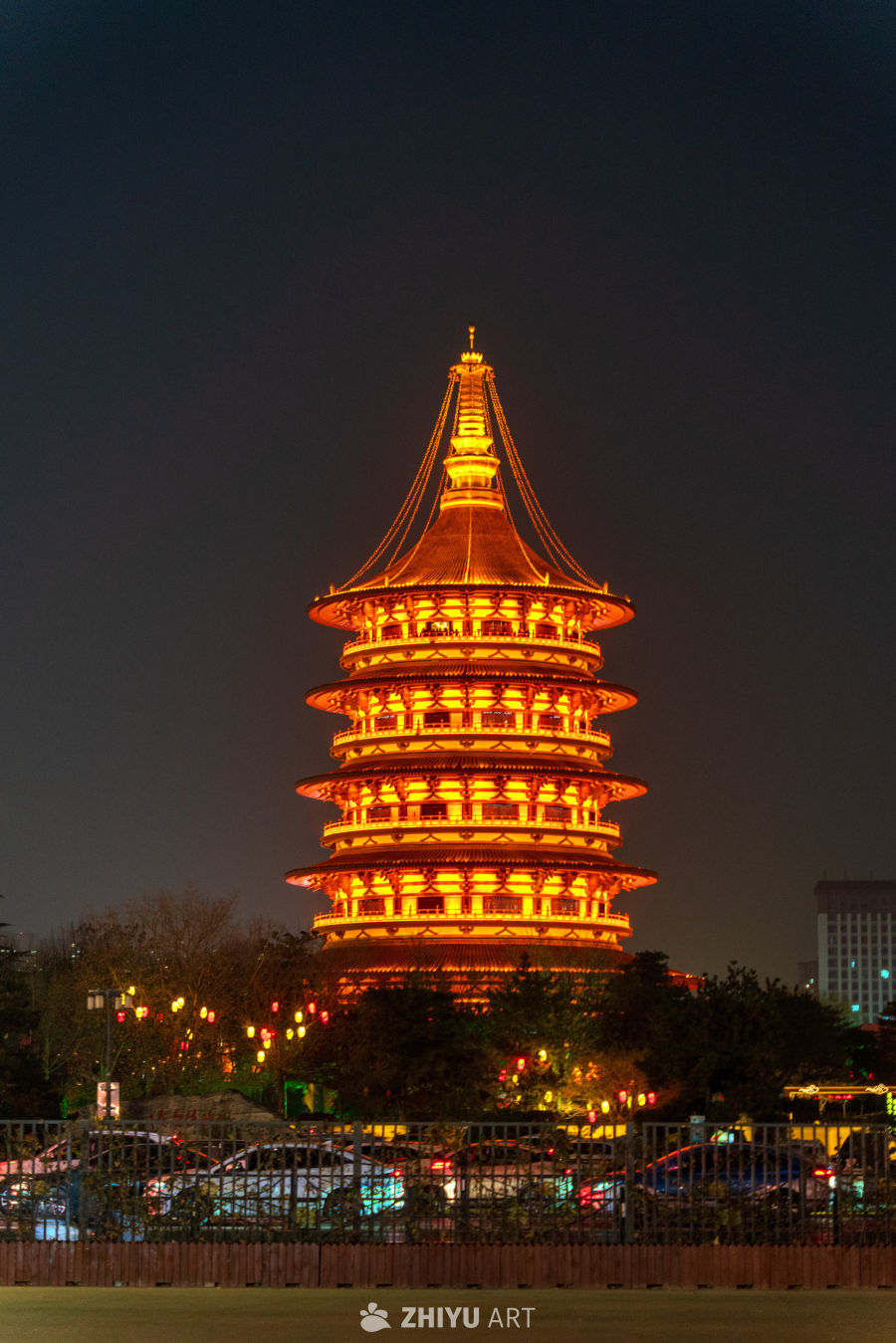 夜幕下的古塔灯火辉煌