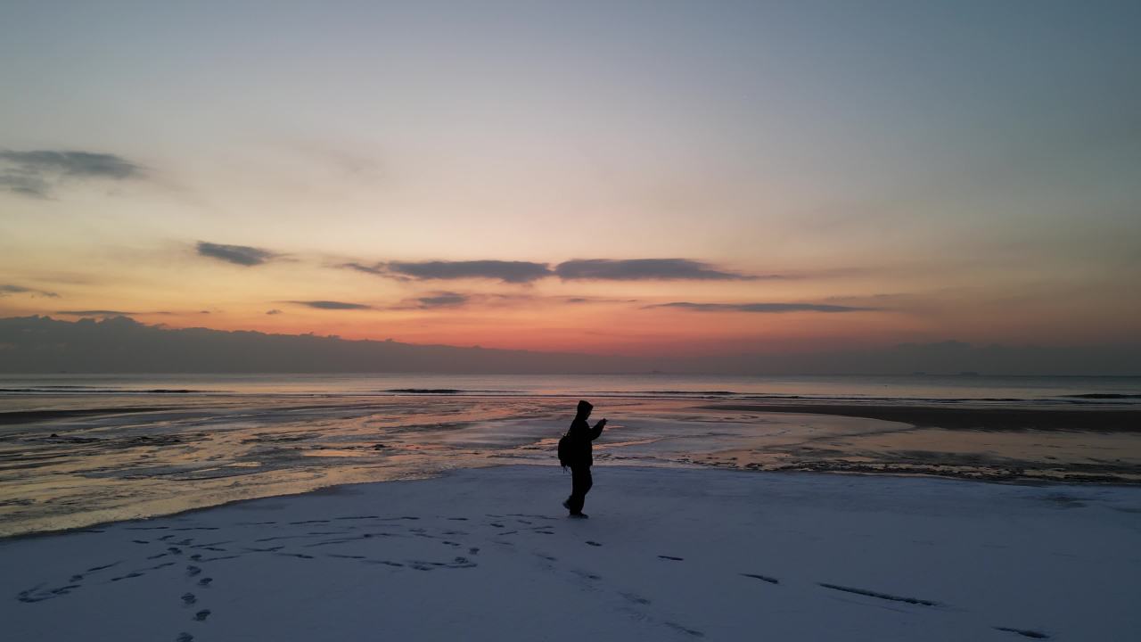 青岛石老人浴场海边雪景航拍 6