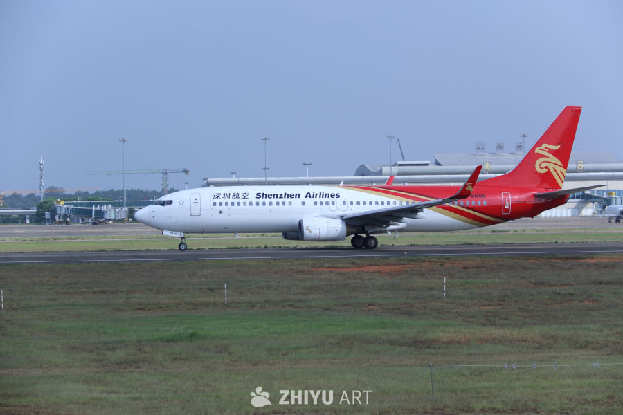 深圳航空飞机在机场跑道上