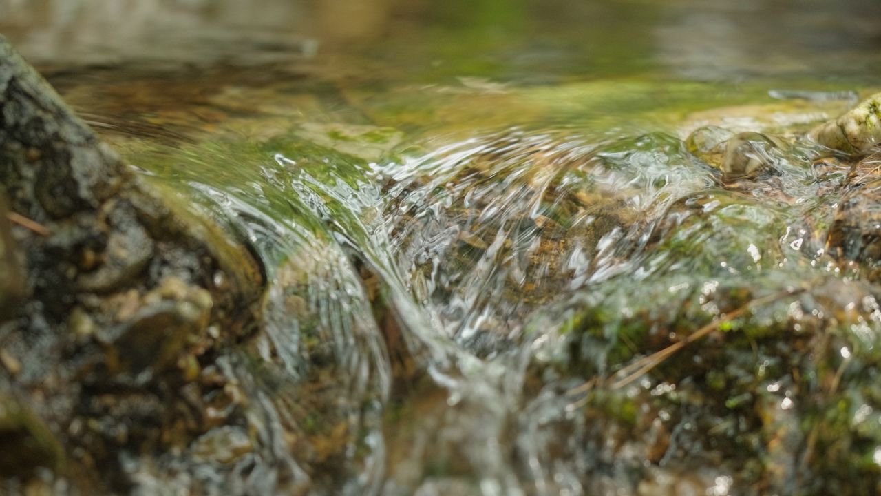 清澈山泉水温泉矿泉水小溪山涧 1