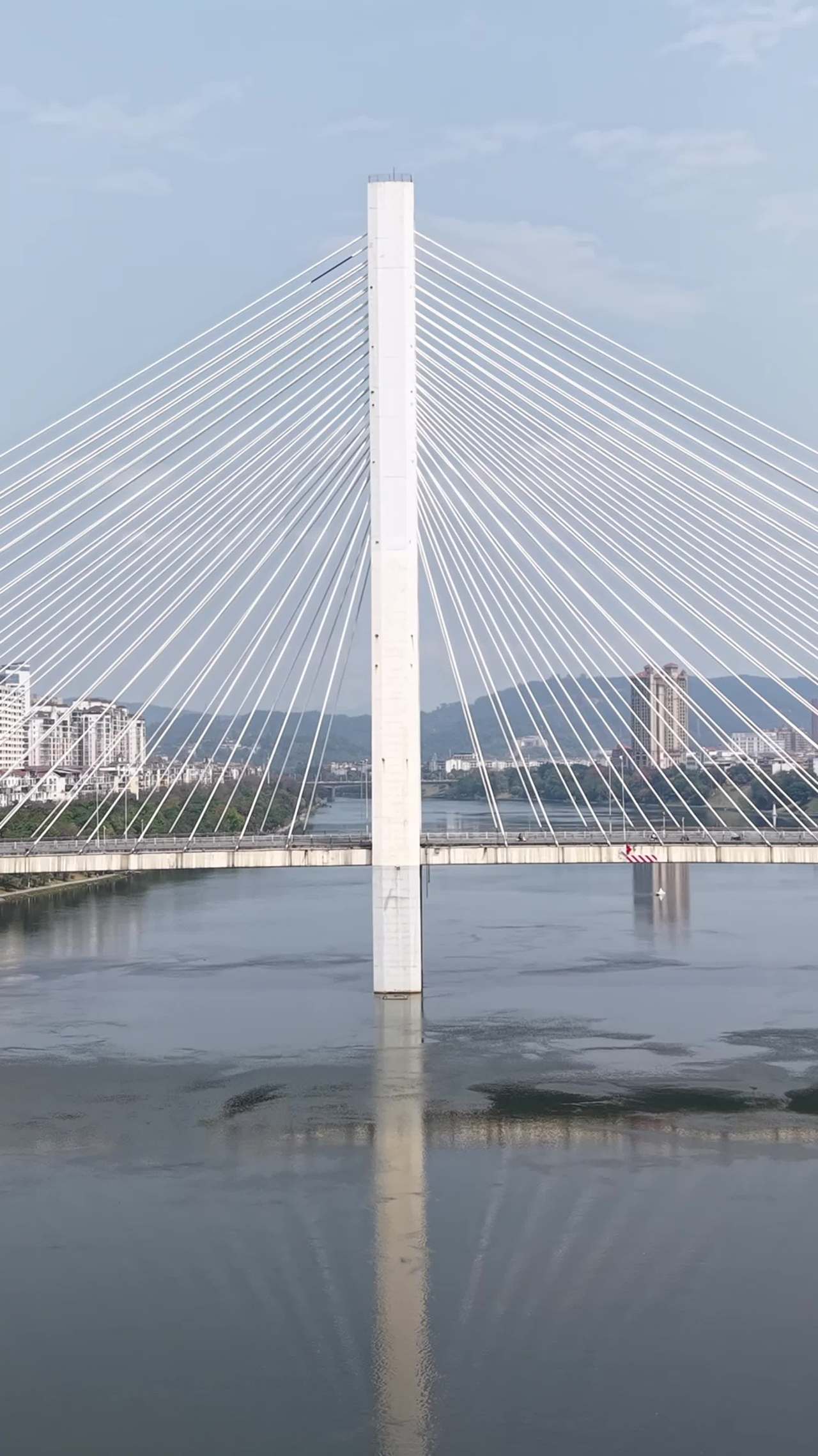 悬索桥的宁静之美