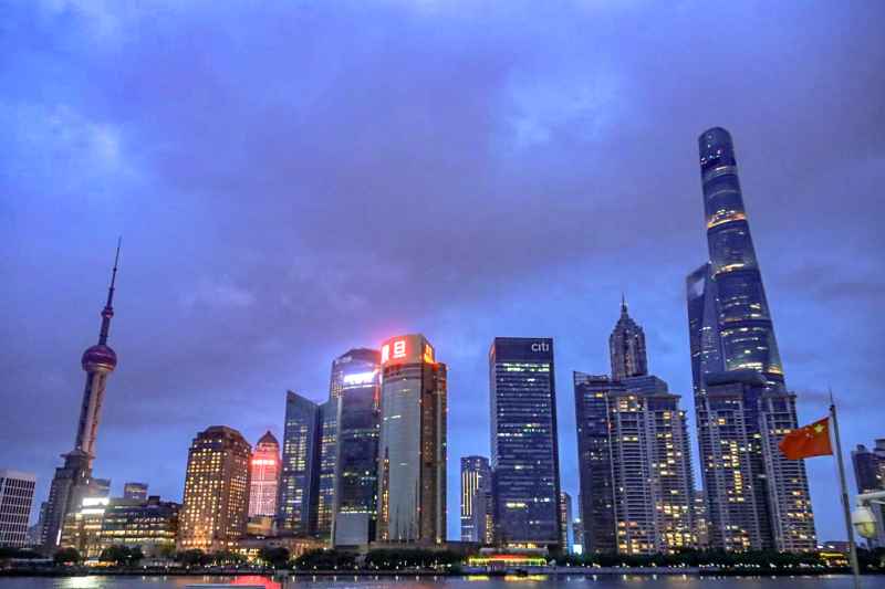 在魔都外滩，时光仿佛在此沉淀成一幅璀璨画卷，东方明珠等建筑，不仅仅是钢筋水泥的堆砌，更是上海的灵魂象征，承载着无数的梦想与希望