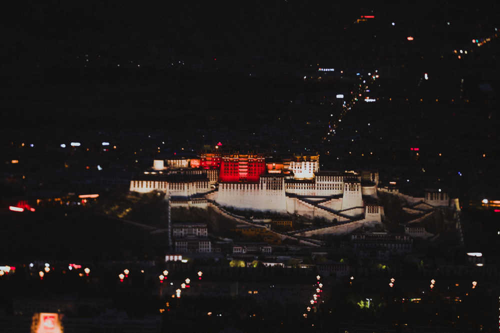 布达拉宫夜景