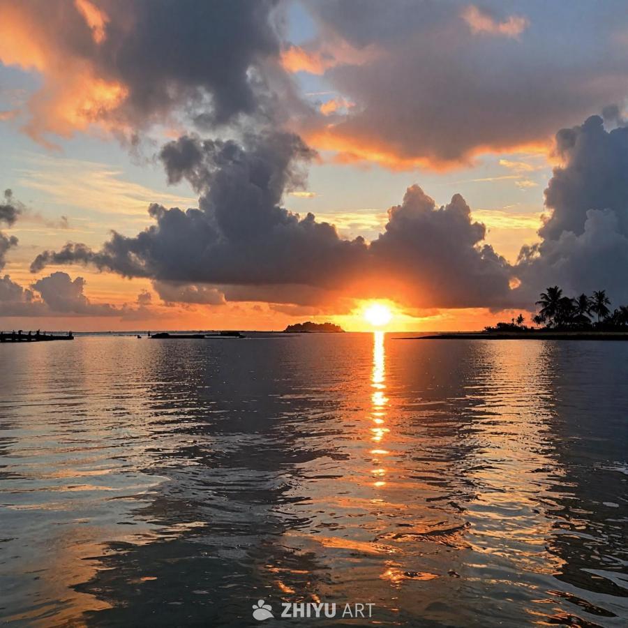 太阳从云层后探出头，照耀着平静的海面。水面平静安宁