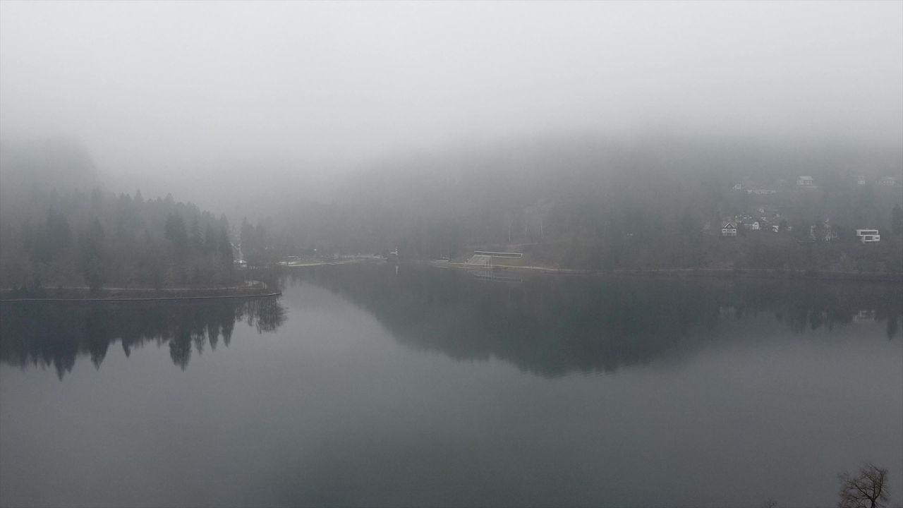 湖边城市雾天的早晨