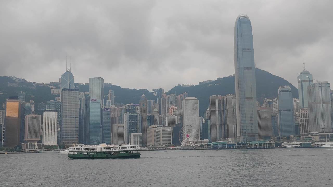 码头行驶的船只