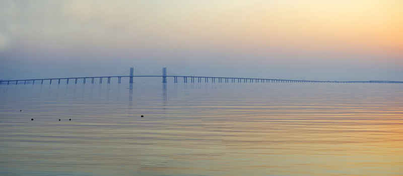 落日余晖下的青岛跨海大桥