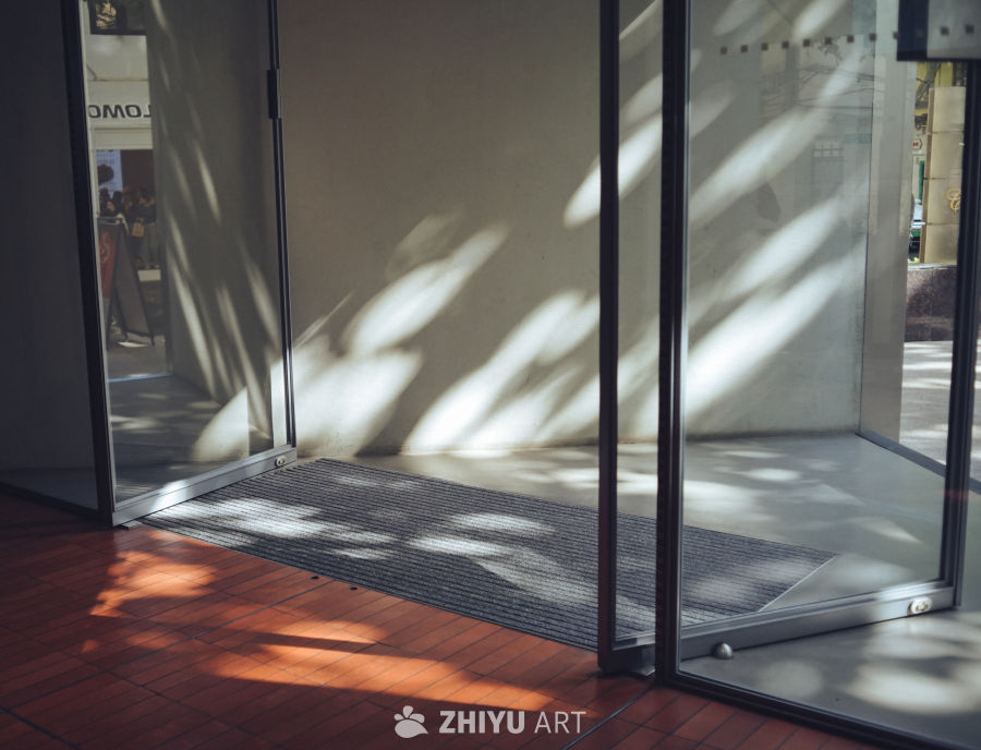 光影斑驳的上海街头