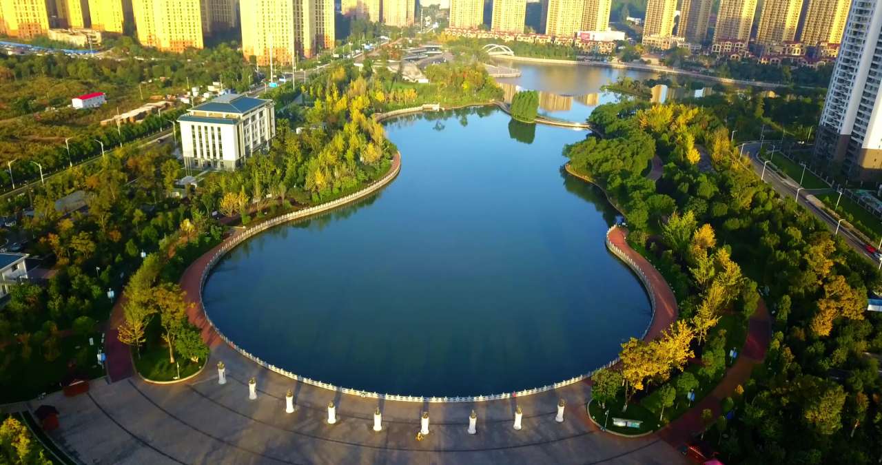晨光中的城市公园